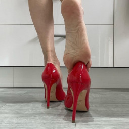 bornroyal_feetfree