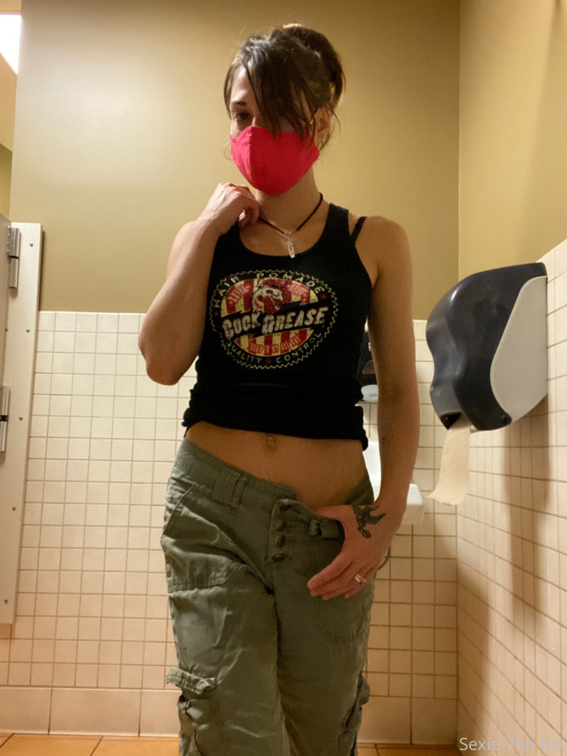 Photo by katvonsexie published on October 15,2023 17:50:06 - BestThots