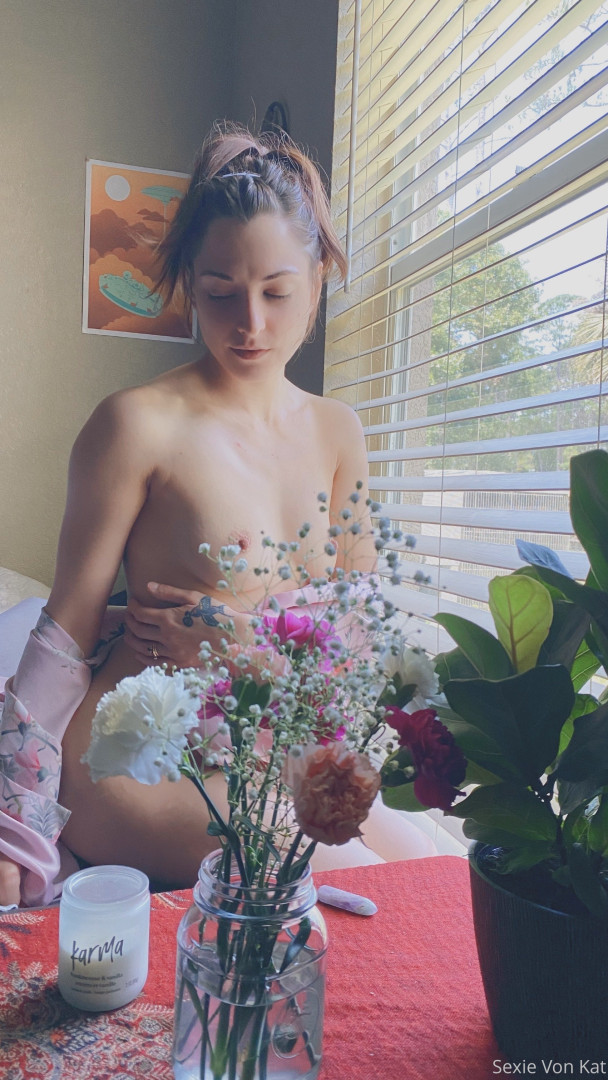 Photo by katvonsexie published on October 15,2023 18:14:17 - BestThots