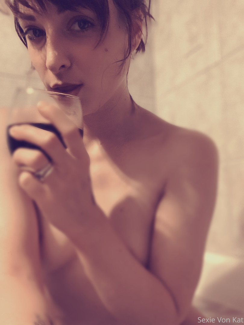 Photo by katvonsexie published on October 15,2023 18:15:59 - BestThots