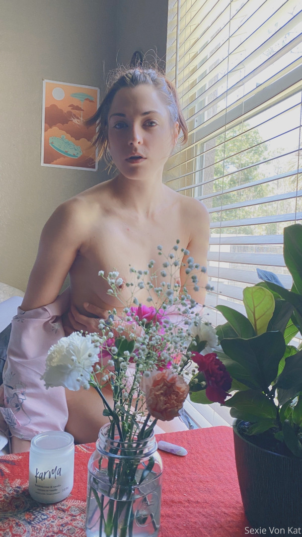 Photo by katvonsexie published on October 15,2023 22:22:18 - BestThots