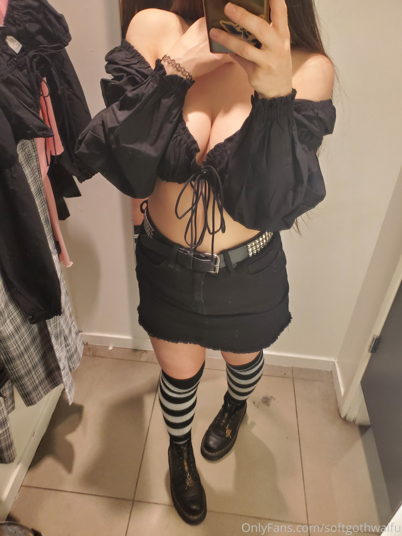 Photo by softgothwaifu published on May 17,2023 20:17:07 - BestThots