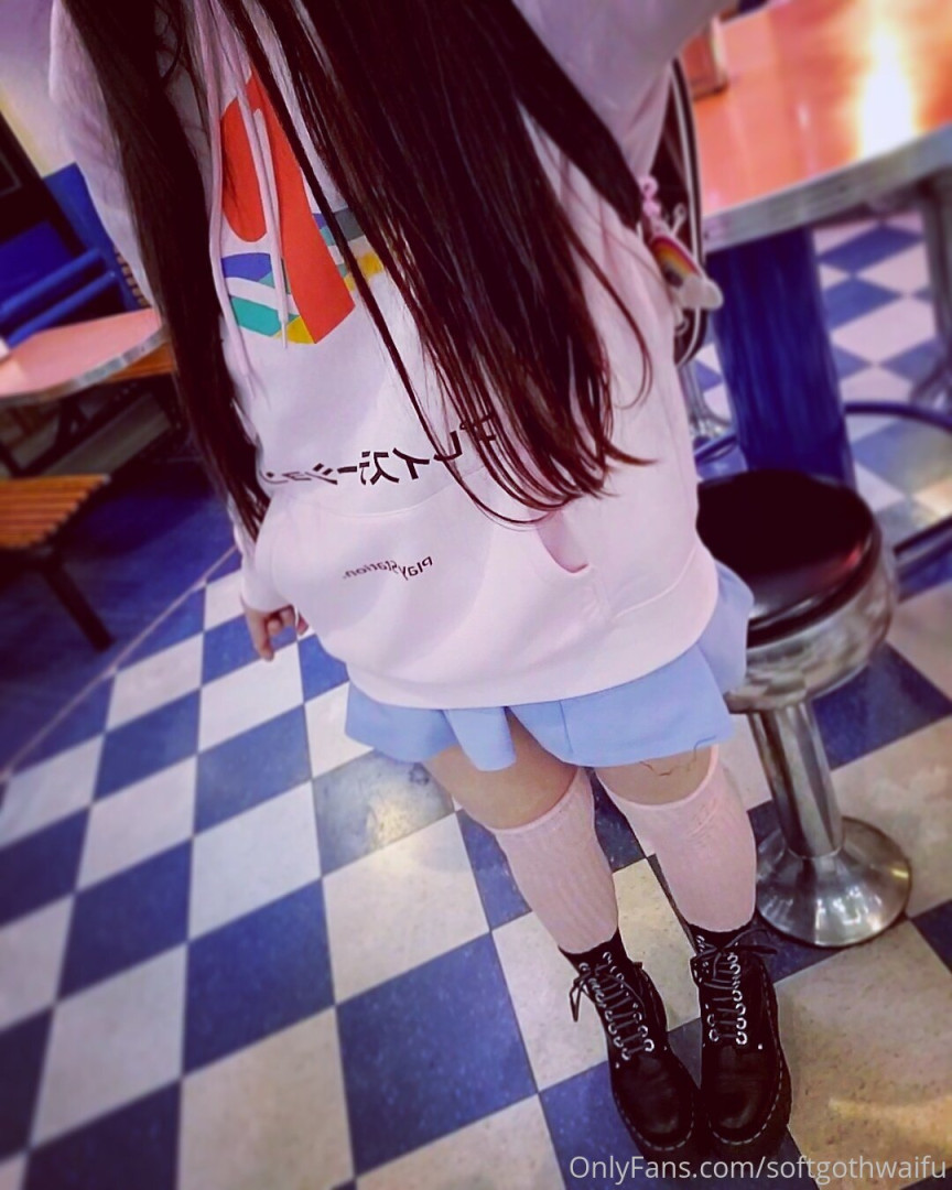 Photo by softgothwaifu published on May 17,2023 20:21:52 - BestThots