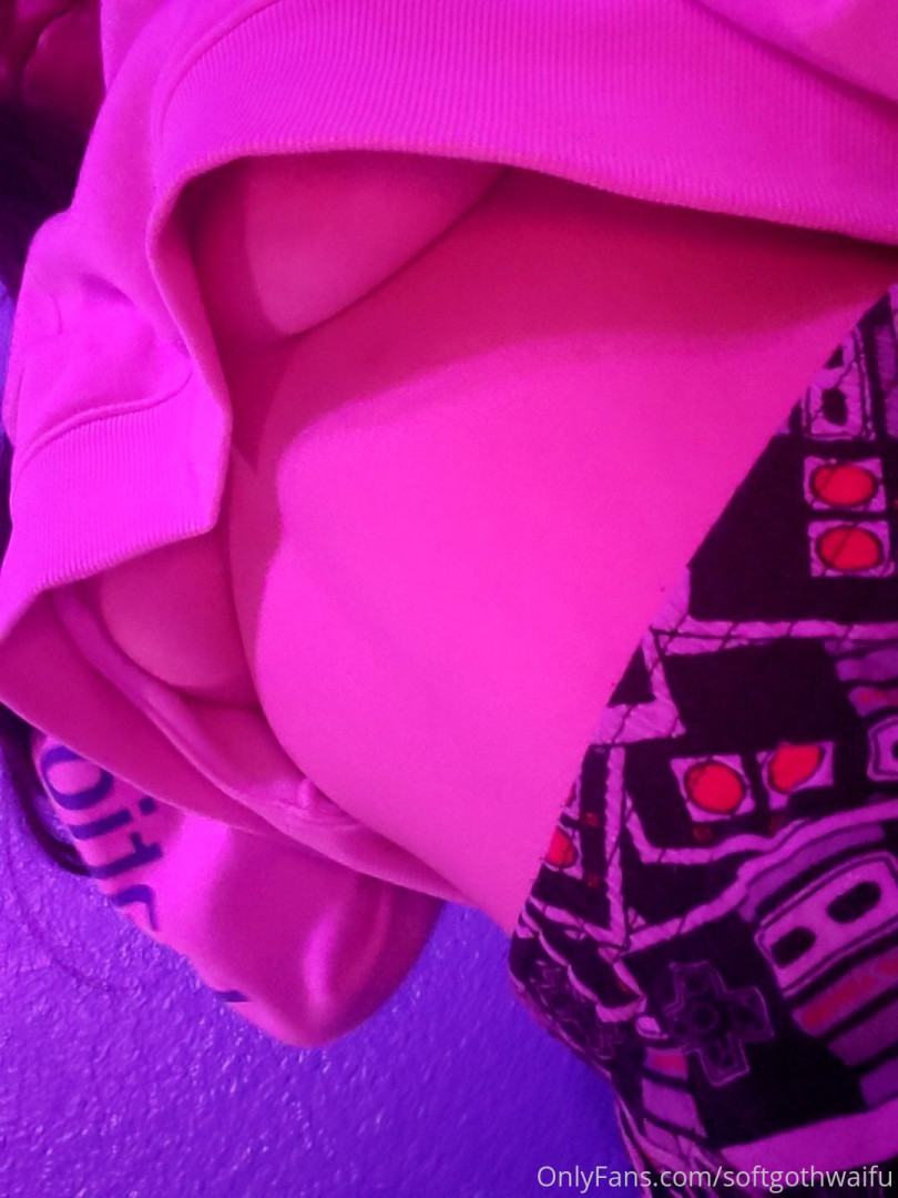 Photo by softgothwaifu published on May 17,2023 20:23:09 - BestThots