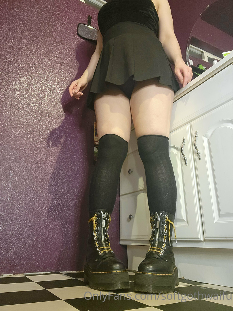 Photo by softgothwaifu published on May 17,2023 20:26:19 - BestThots