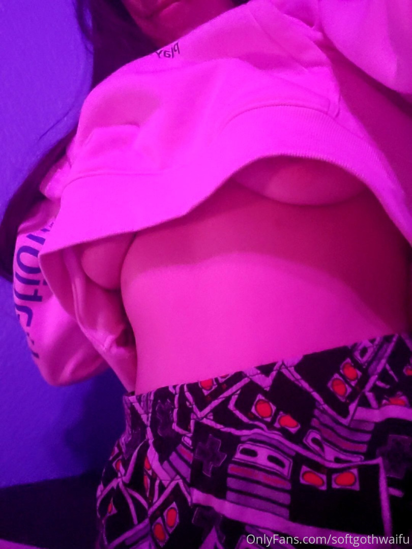 Photo by softgothwaifu published on May 17,2023 20:27:48 - BestThots