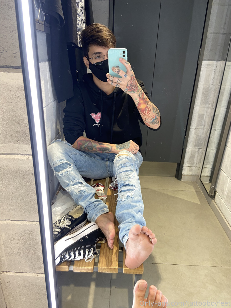 Photo by tattooboyfeet published on October 14,2023 16:30:01 - BestThots