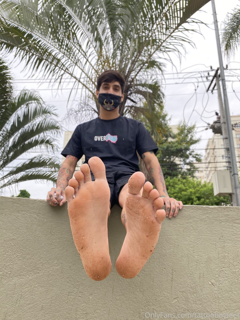 Photo by tattooboyfeet published on October 14,2023 16:36:08 - BestThots