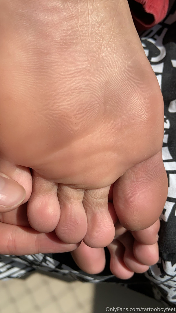 Photo by tattooboyfeet published on October 14,2023 16:51:37 - BestThots