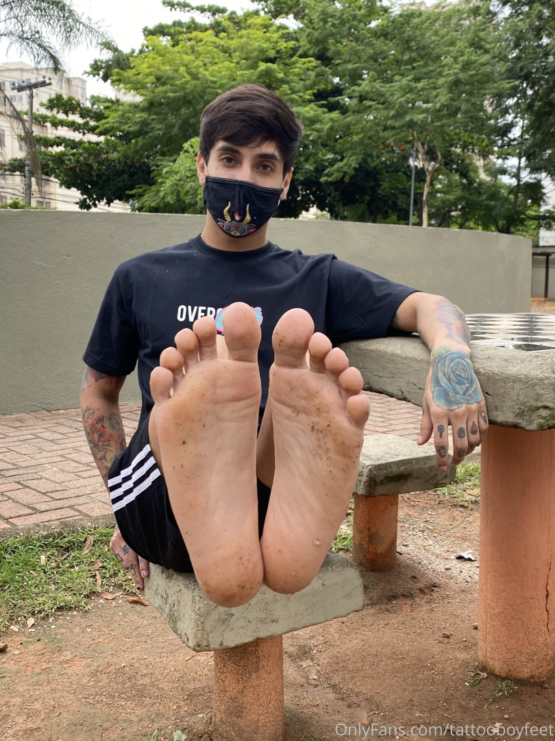 Photo by tattooboyfeet published on October 14,2023 17:13:11 - BestThots