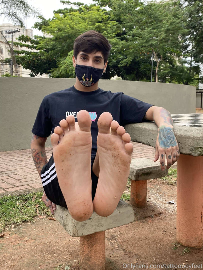 Photo by tattooboyfeet published on October 14,2023 17:35:24 - BestThots