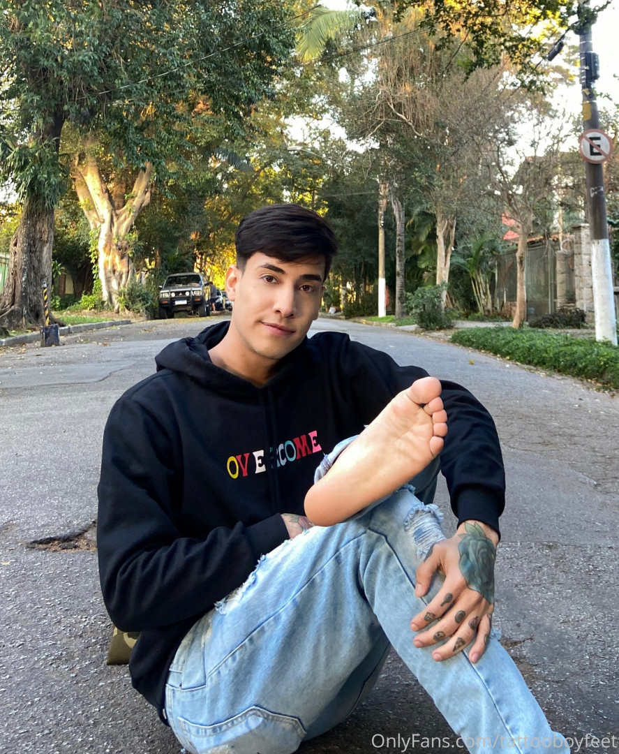 Photo by tattooboyfeet published on October 14,2023 17:42:41 - BestThots
