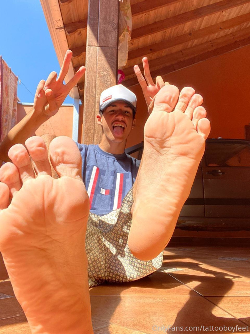Photo by tattooboyfeet published on October 14,2023 17:48:37 - BestThots