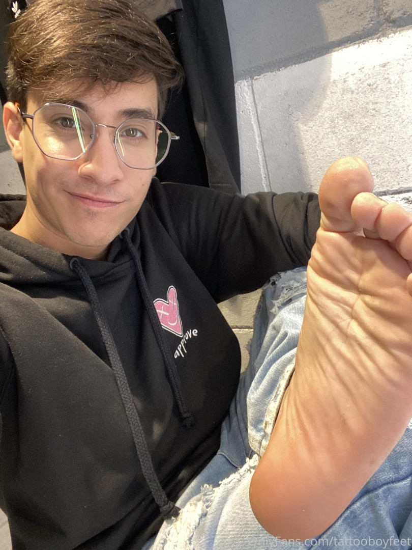 Photo by tattooboyfeet published on October 14,2023 17:57:06 - BestThots
