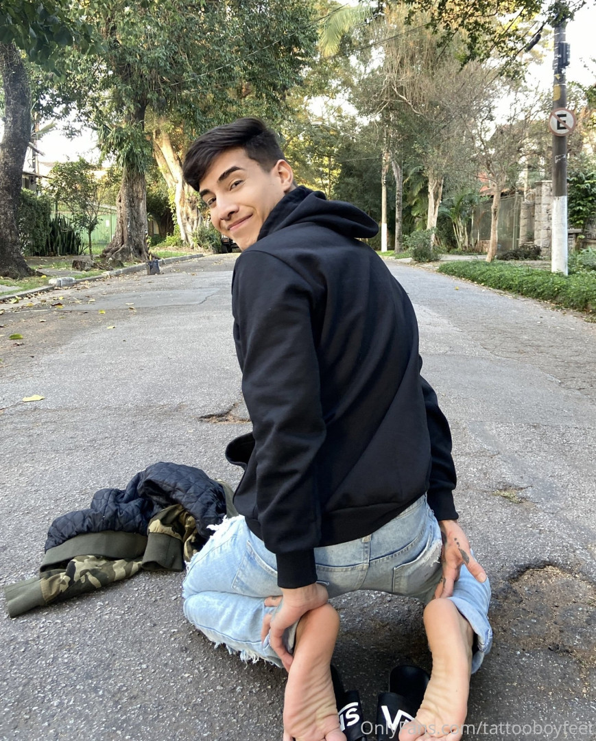 Photo by tattooboyfeet published on October 14,2023 18:01:49 - BestThots