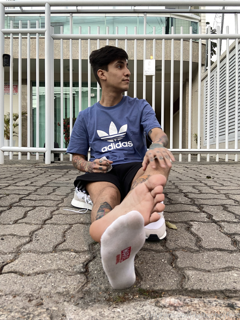 Photo by tattooboyfeet published on October 14,2023 18:30:18 - BestThots