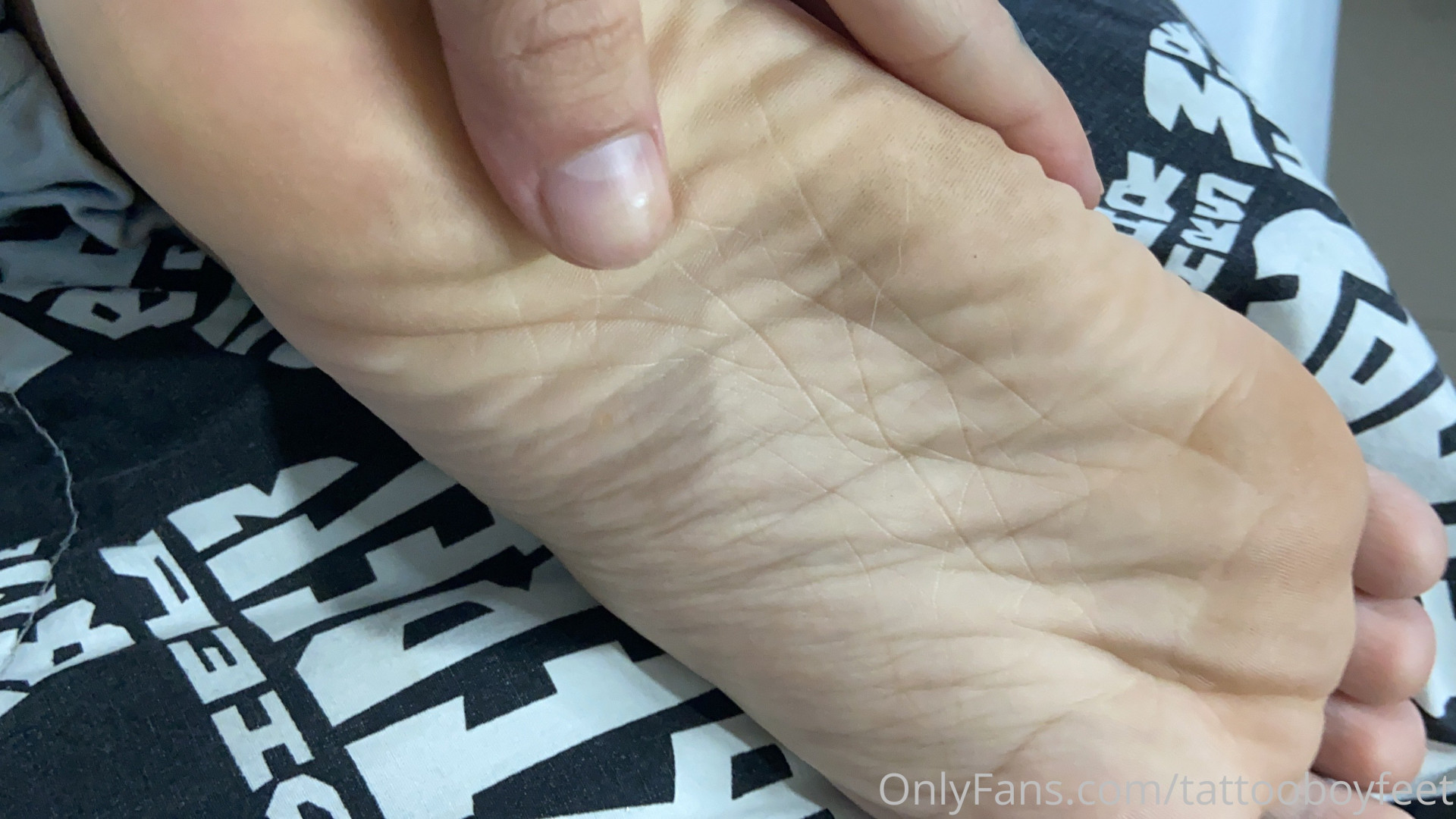 Photo by tattooboyfeet published on October 14,2023 18:37:26 - BestThots