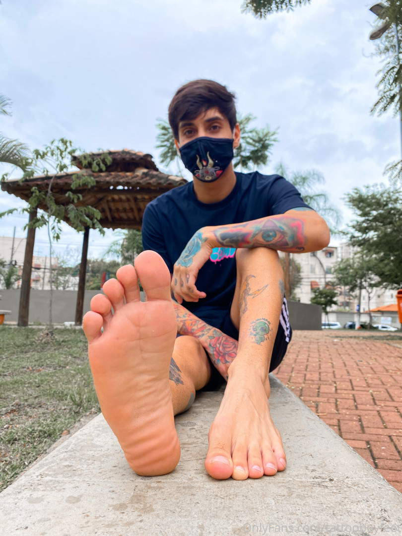 Photo by tattooboyfeet published on October 14,2023 20:34:18 - BestThots