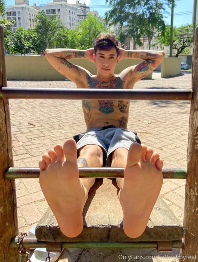 Photo by tattooboyfeet published on October 14,2023 21:19:59 - BestThots