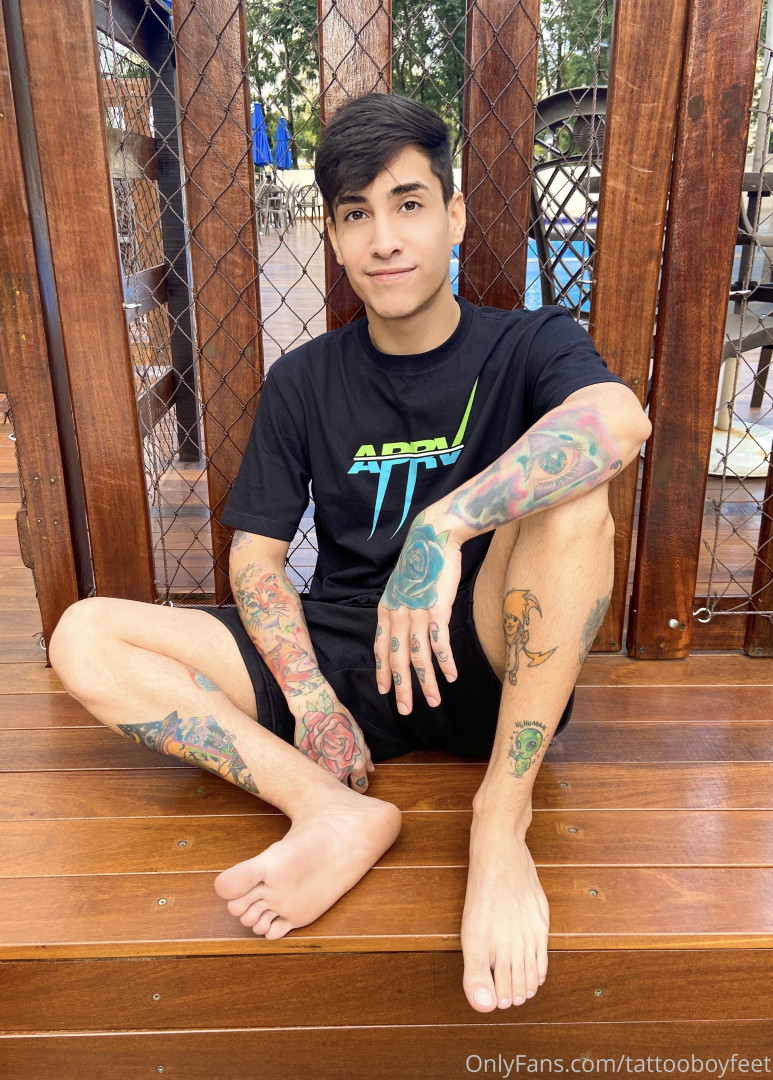 Photo by tattooboyfeet published on October 14,2023 21:37:38 - BestThots