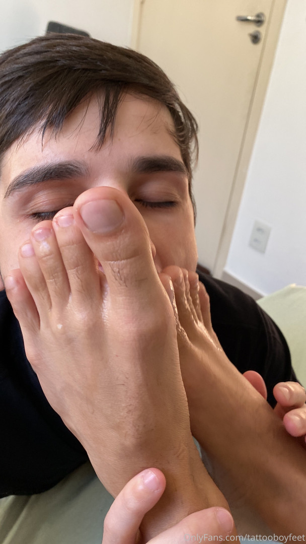 Photo by tattooboyfeet published on October 14,2023 21:51:26 - BestThots