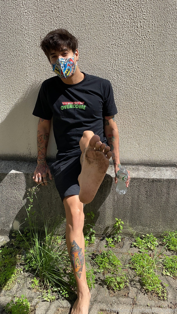 Photo by tattooboyfeet published on October 14,2023 22:03:20 - BestThots