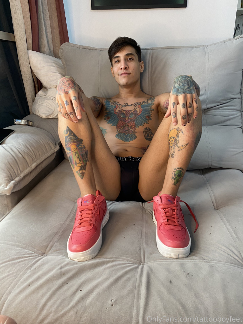 Photo by tattooboyfeet published on October 14,2023 22:24:48 - BestThots
