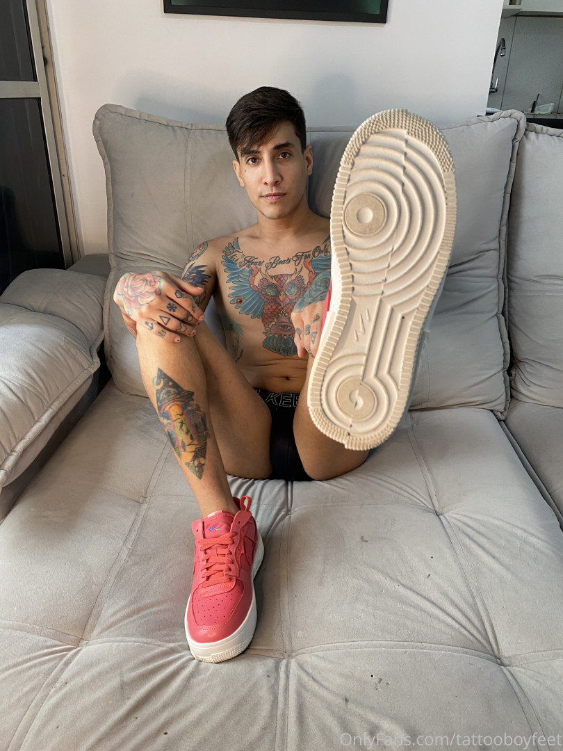 Photo by tattooboyfeet published on October 14,2023 22:34:12 - BestThots