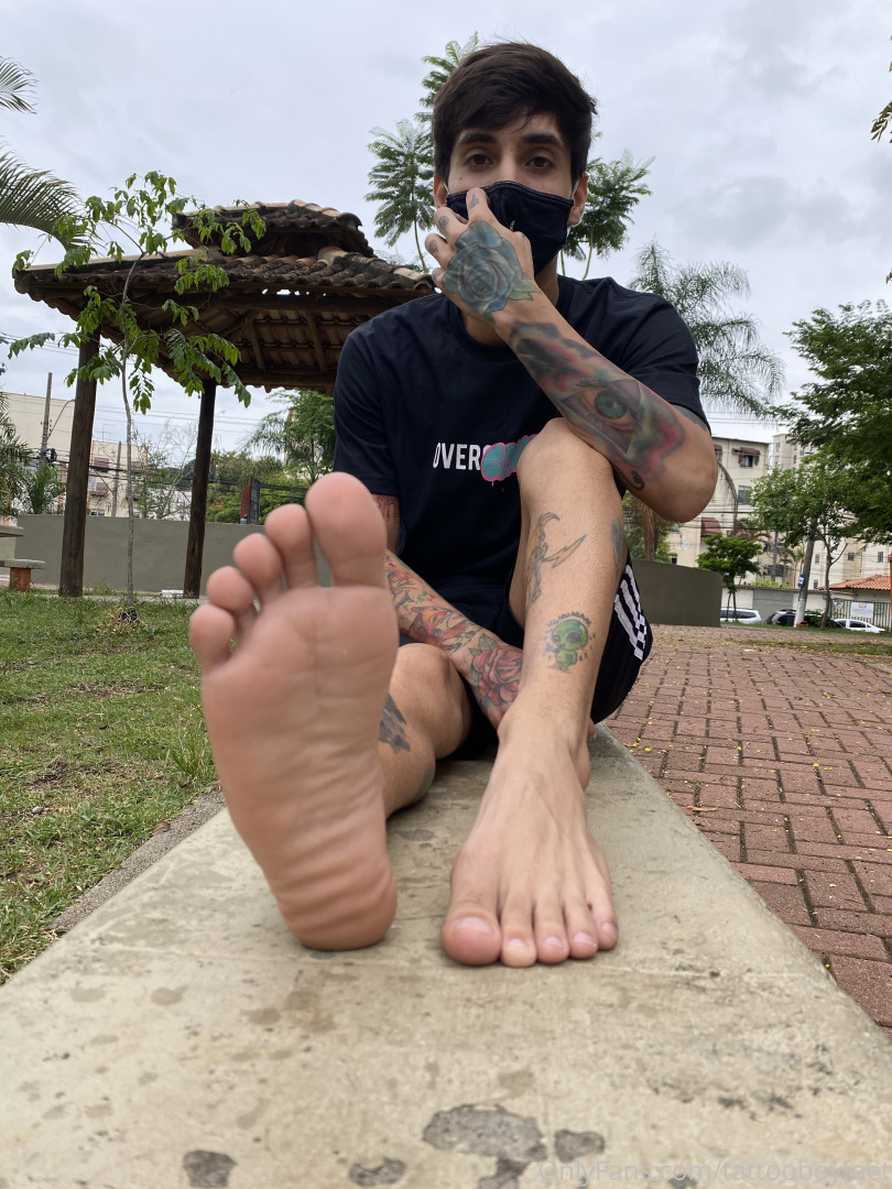 Photo by tattooboyfeet published on October 14,2023 22:37:27 - BestThots