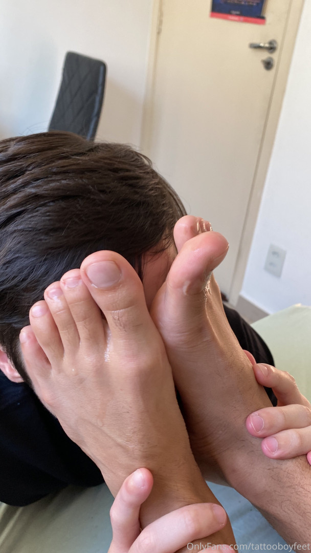 Photo by tattooboyfeet published on October 14,2023 22:45:30 - BestThots