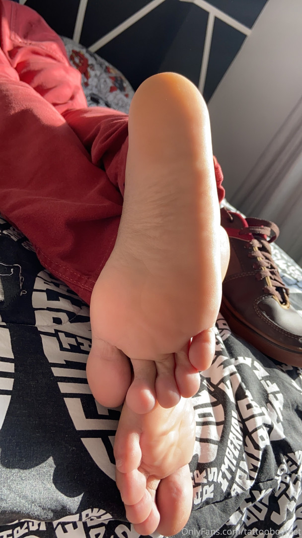 Photo by tattooboyfeet published on October 15,2023 00:15:11 - BestThots