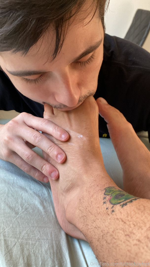 Photo by tattooboyfeet published on October 15,2023 00:19:40 - BestThots