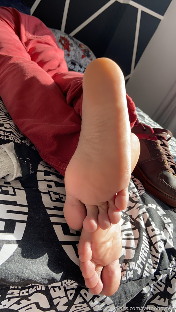 Photo by tattooboyfeet published on October 15,2023 03:30:05 - BestThots