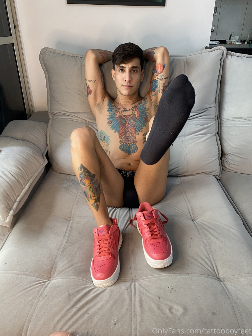 Photo by tattooboyfeet published on October 15,2023 04:42:54 - BestThots