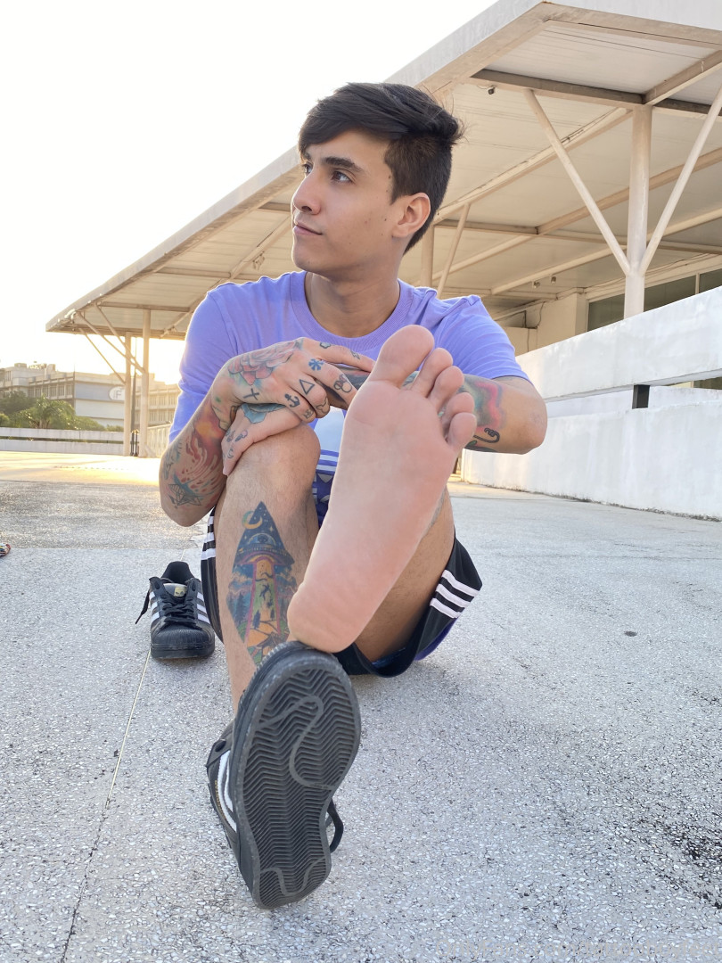 Photo by tattooboyfeet published on October 15,2023 04:56:35 - BestThots