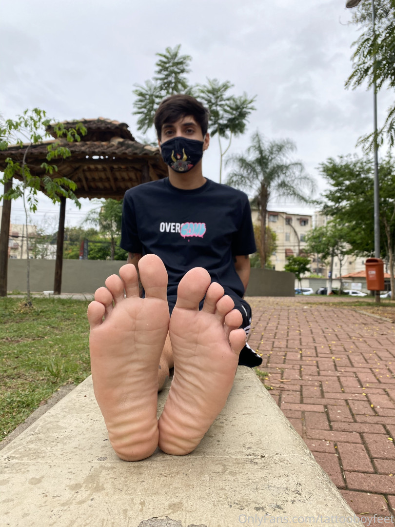 Photo by tattooboyfeet published on October 15,2023 05:01:08 - BestThots
