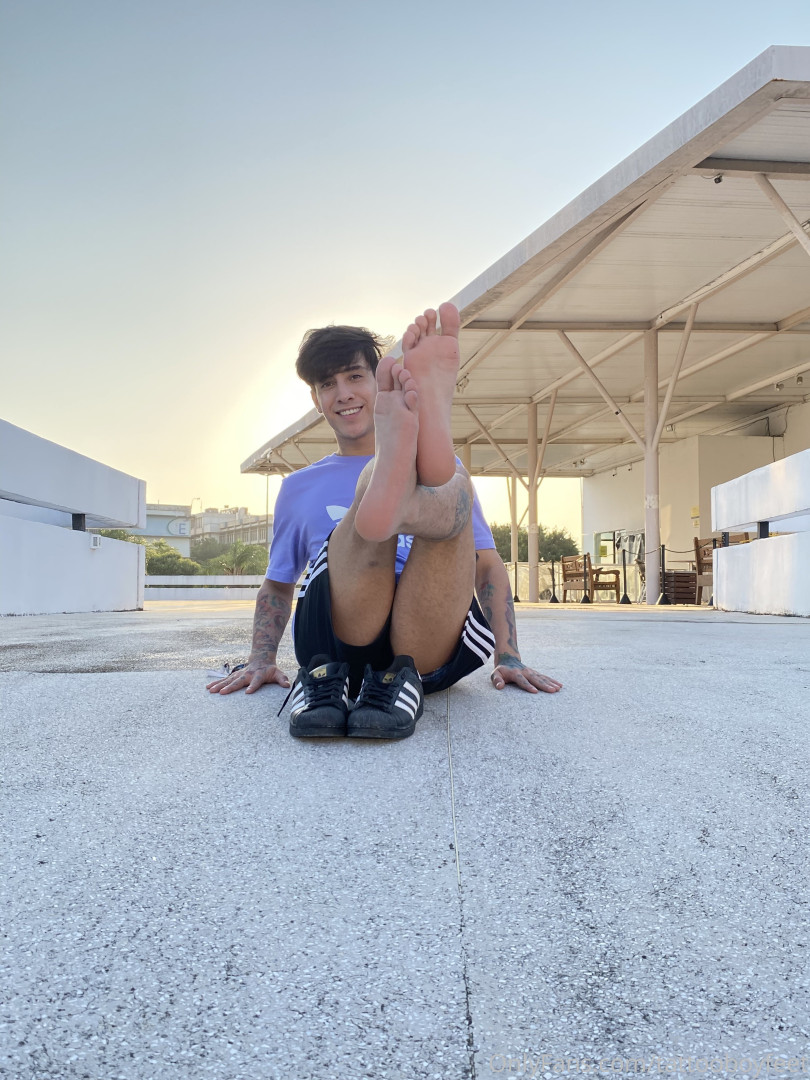 Photo by tattooboyfeet published on October 15,2023 05:53:47 - BestThots