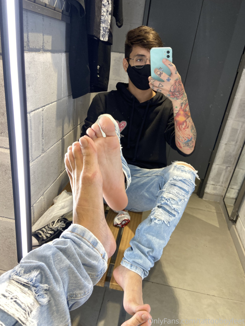 Photo by tattooboyfeet published on October 15,2023 07:32:45 - BestThots