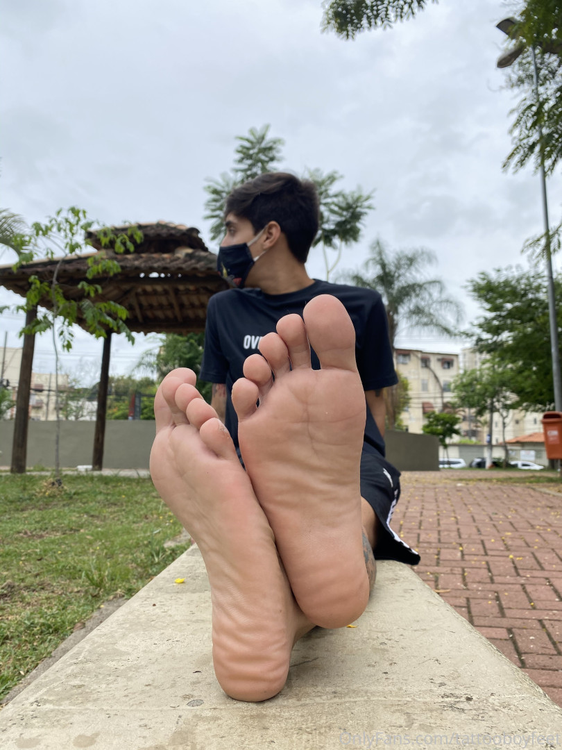 Photo by tattooboyfeet published on October 15,2023 07:50:39 - BestThots