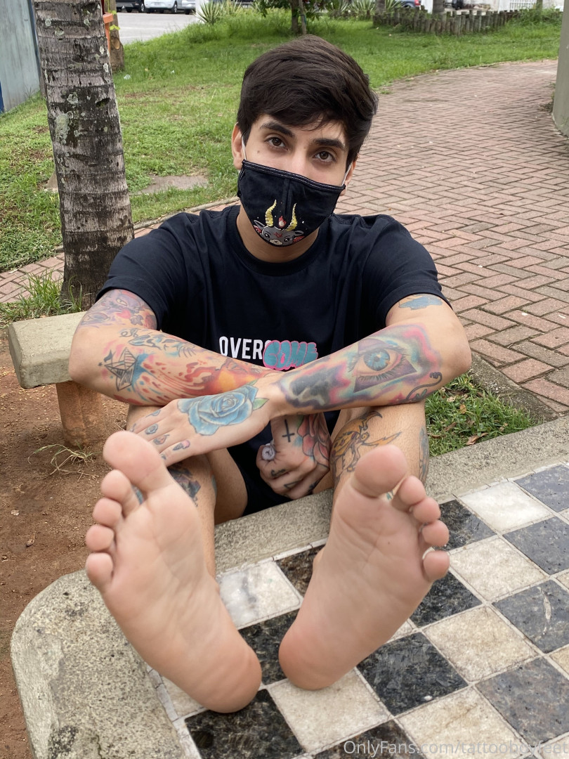 Photo by tattooboyfeet published on October 15,2023 08:22:42 - BestThots