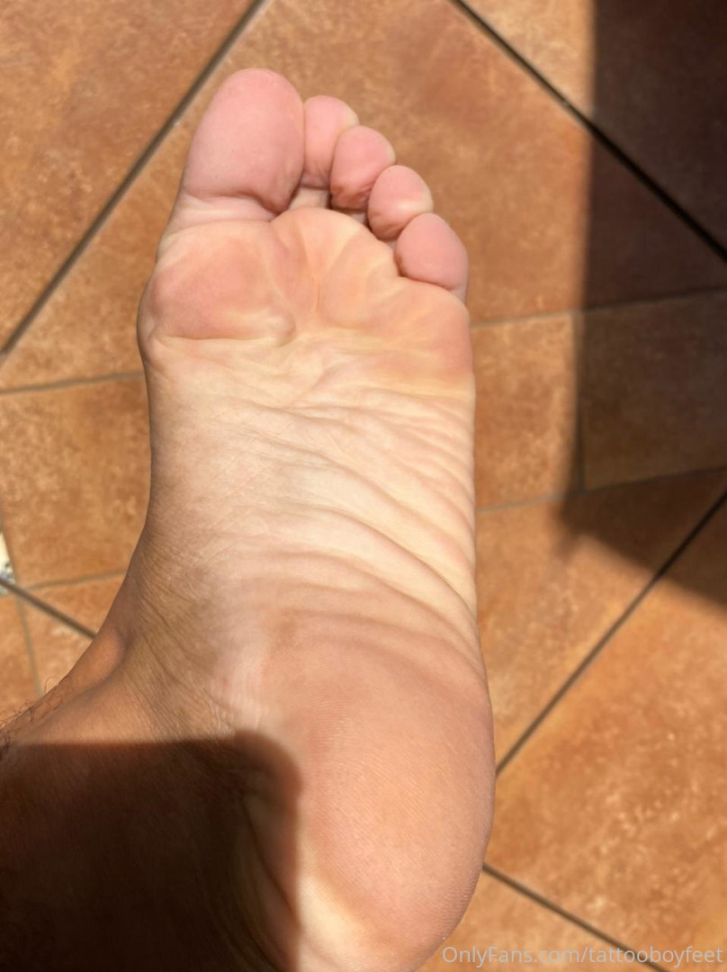 Photo by tattooboyfeet published on October 15,2023 09:13:46 - BestThots