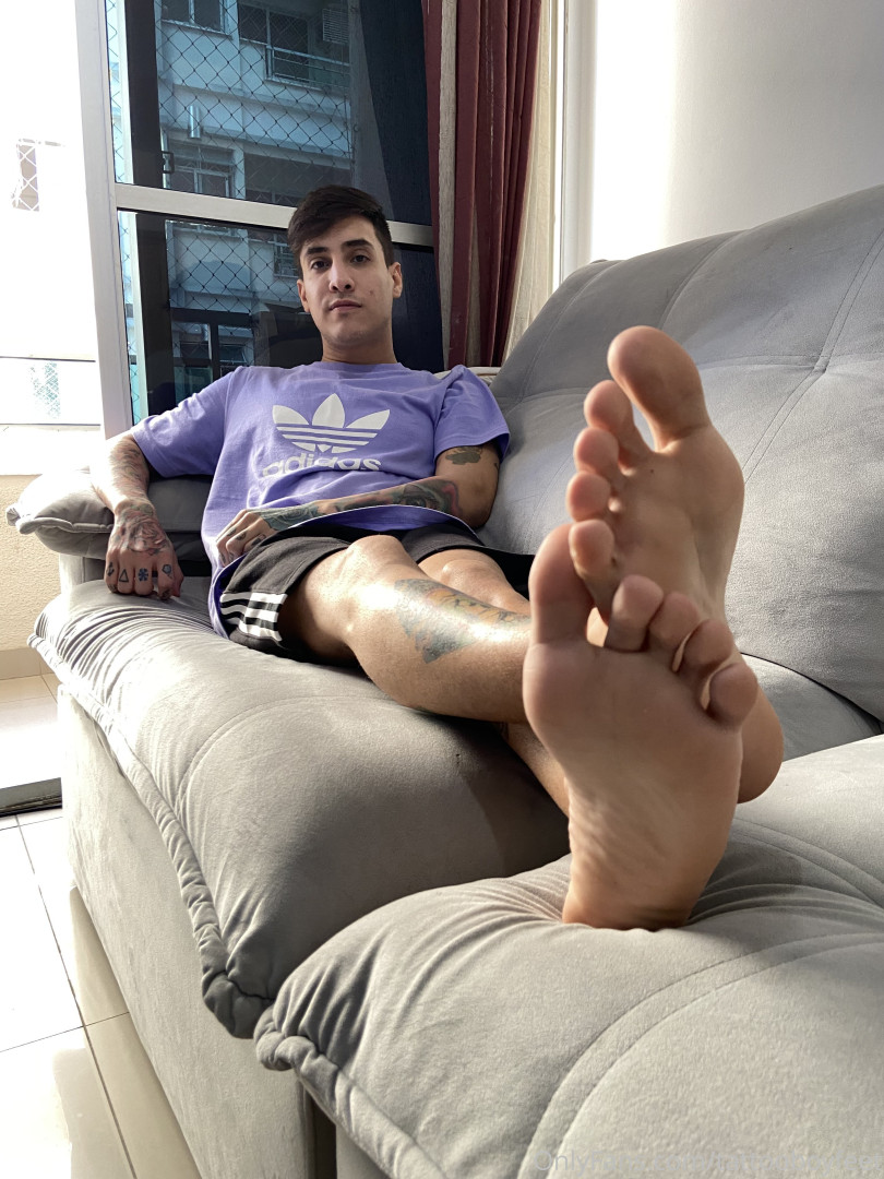 Photo by tattooboyfeet published on October 15,2023 09:21:47 - BestThots