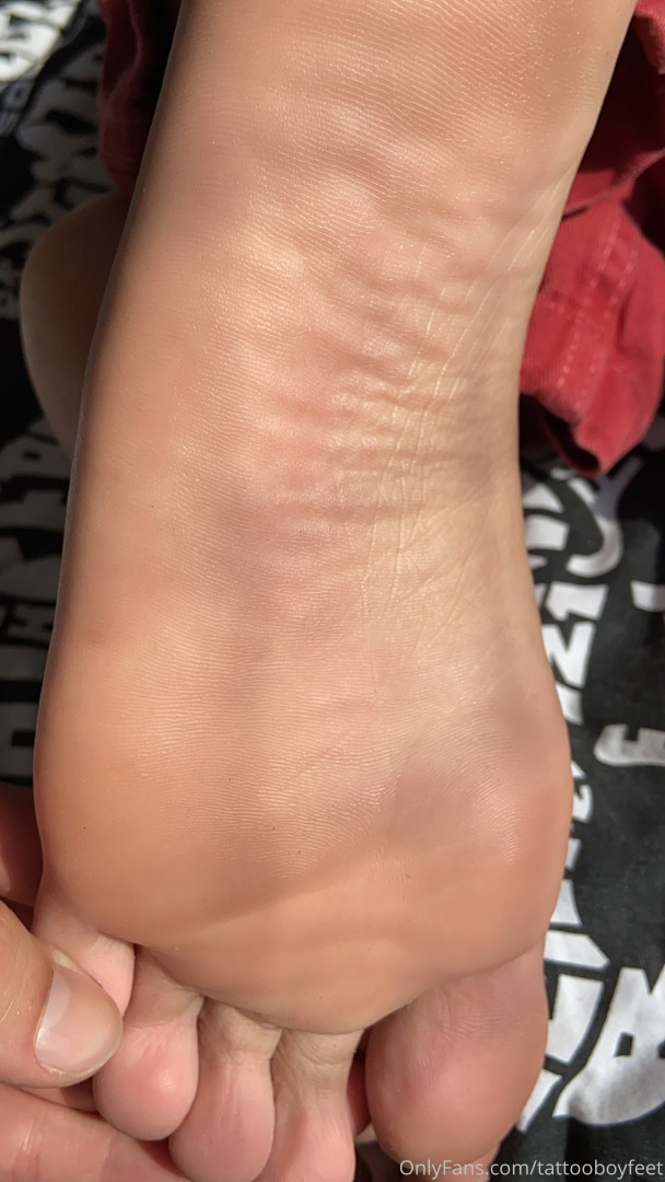 Photo by tattooboyfeet published on October 15,2023 09:30:12 - BestThots