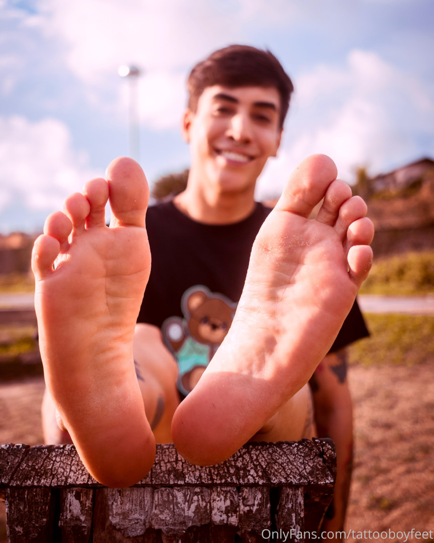 Photo by tattooboyfeet published on October 15,2023 10:00:41 - BestThots