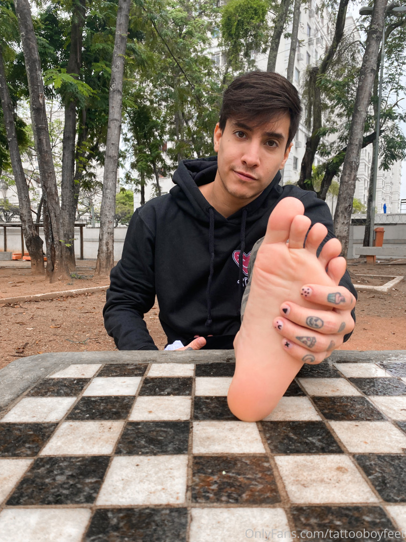 Photo by tattooboyfeet published on October 15,2023 10:02:17 - BestThots