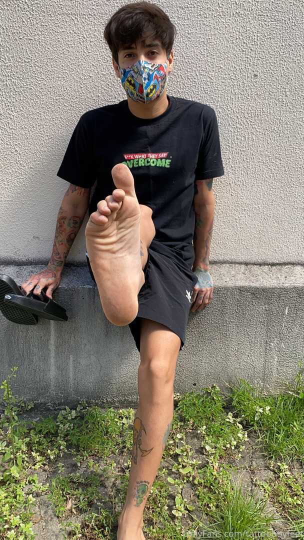 Photo by tattooboyfeet published on October 15,2023 10:34:01 - BestThots