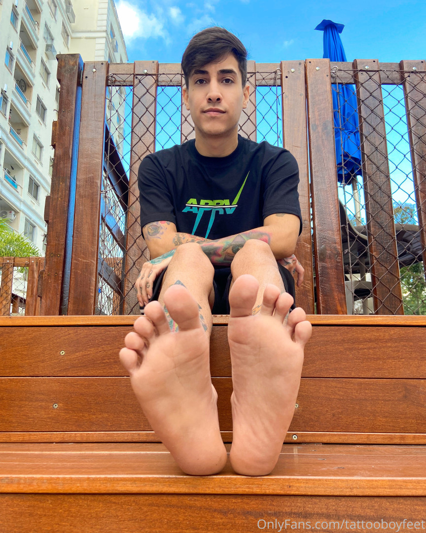 Photo by tattooboyfeet published on October 15,2023 10:41:45 - BestThots