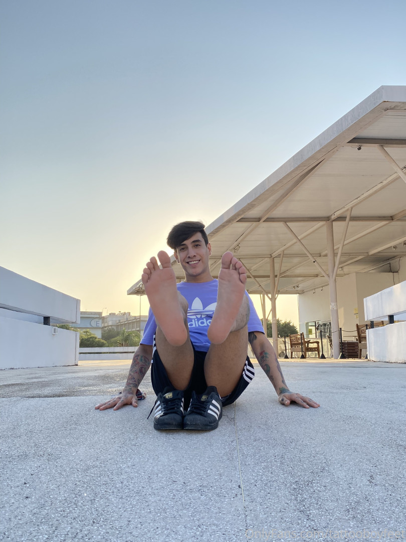 Photo by tattooboyfeet published on October 15,2023 10:51:01 - BestThots
