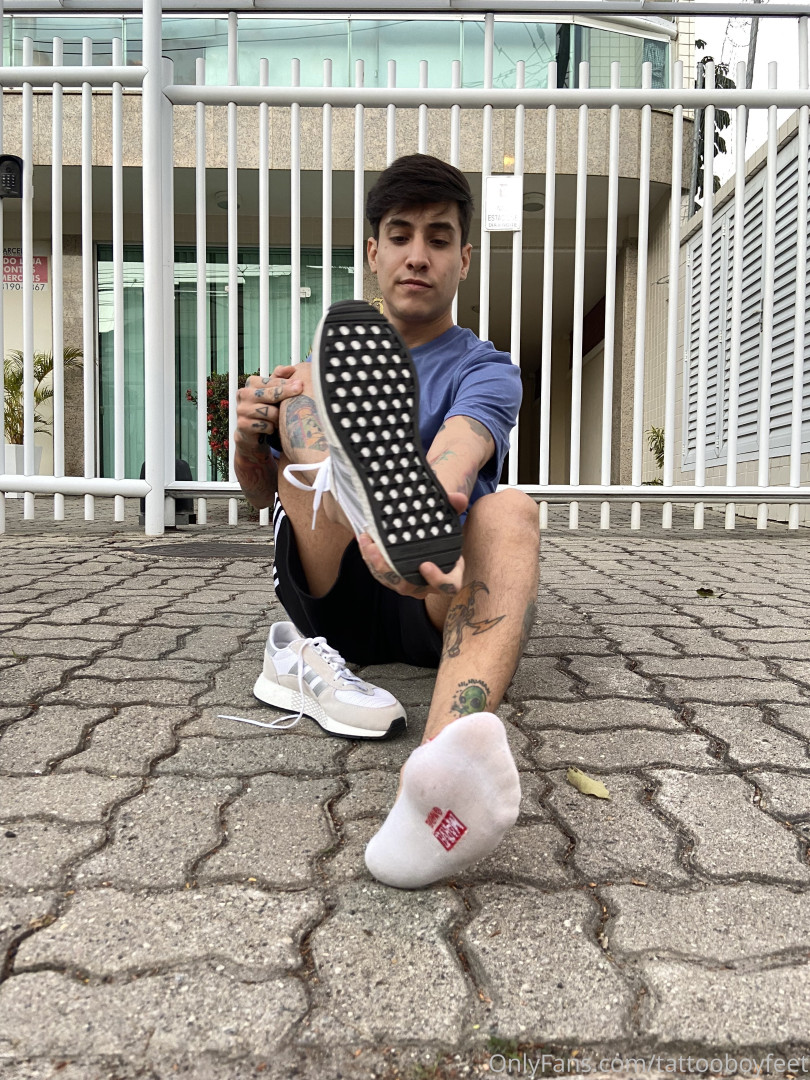 Photo by tattooboyfeet published on October 15,2023 12:01:31 - BestThots