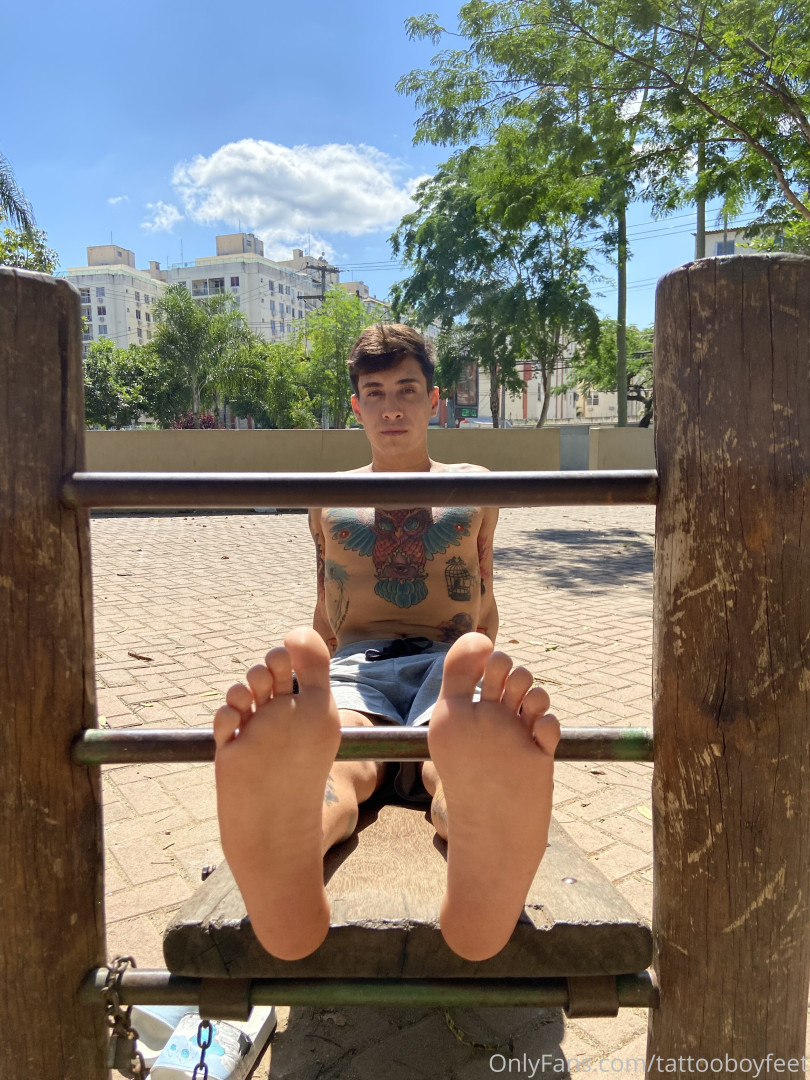 Photo by tattooboyfeet published on October 15,2023 12:26:59 - BestThots
